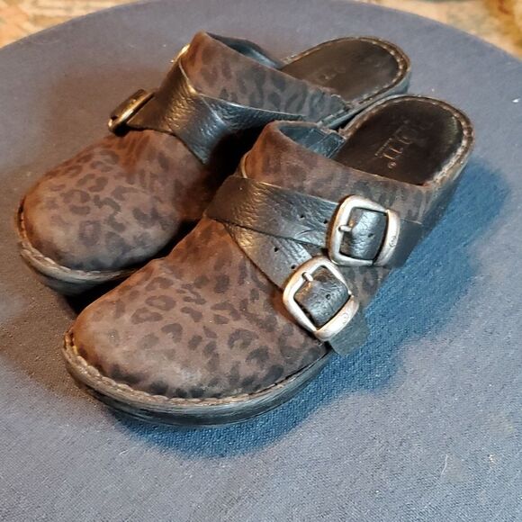 Born Women’s size 8 animal cheetah/ leopard print slip on mules Clogs Sandals - Picture 1 of 7